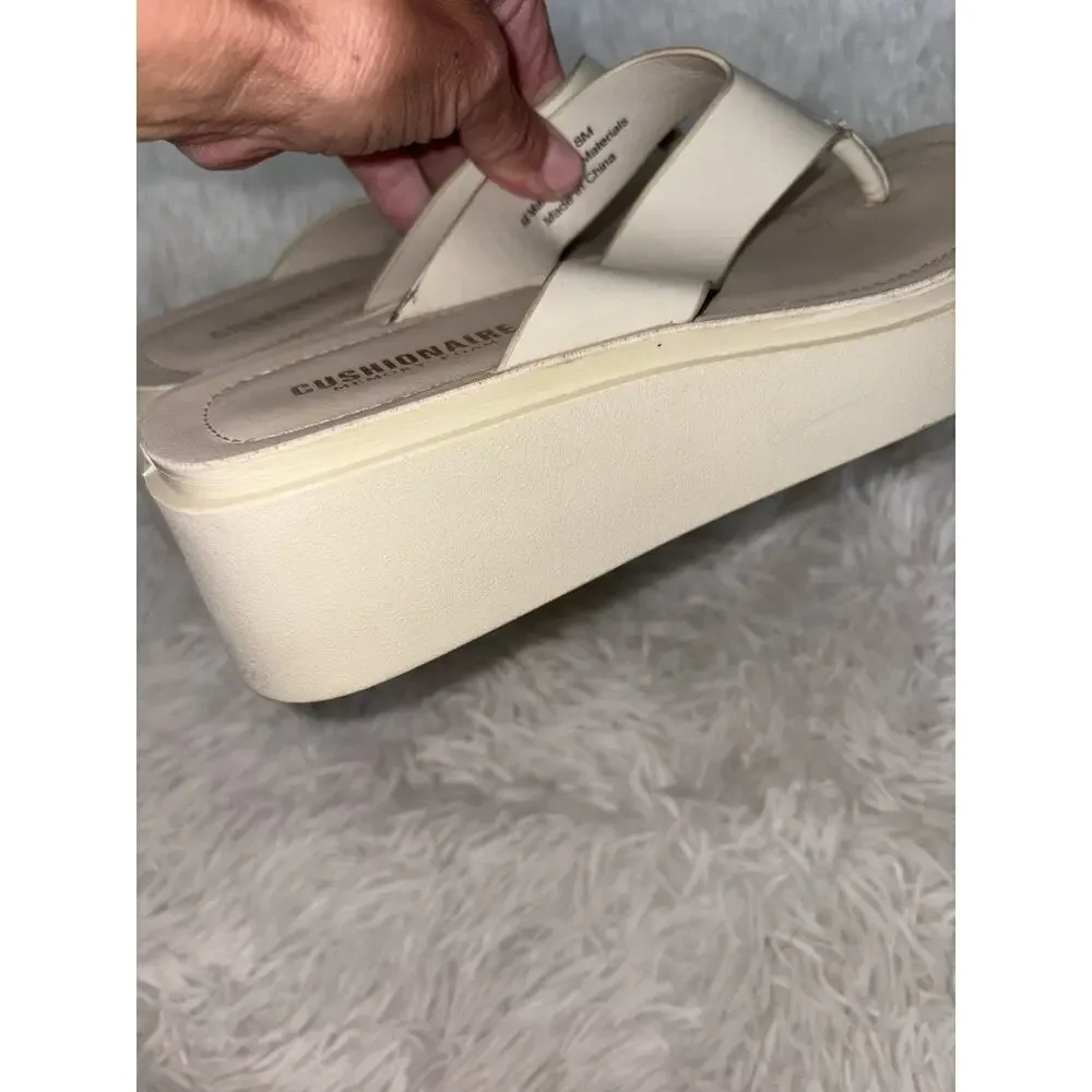 Cushionaire “Pippin” Women’s 8 Ivory Platform Flip Flops. Memory Foam. Grt Pair